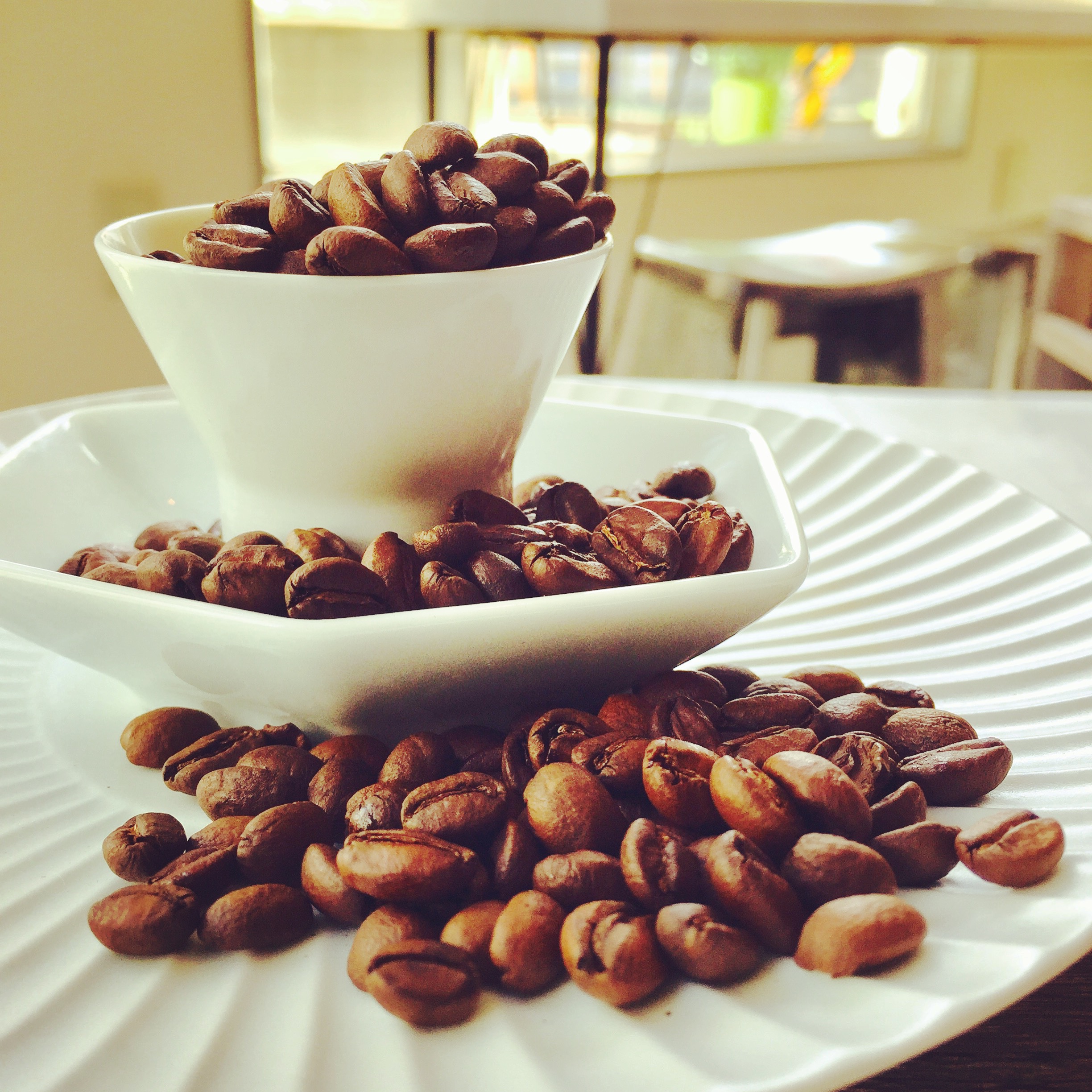 器に盛られたコーヒー豆